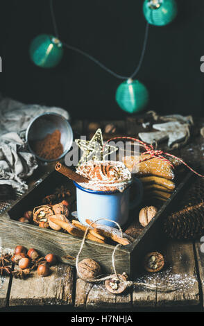 Tasse heiße Schokolade, Girlande mit blauen Kugeln im Hintergrund Stockfoto