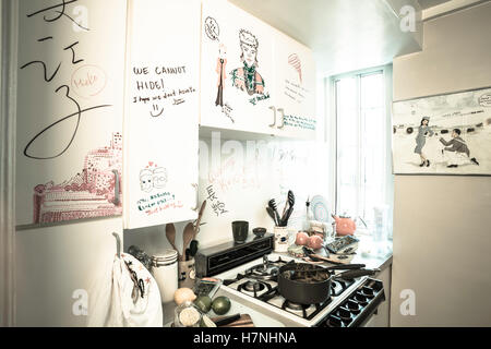 Pantry-Küche in Midtown Manhattan mit Kunstwerken auf Schränke, NYC, USA Stockfoto