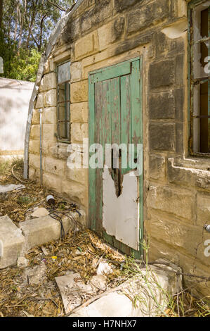 Ta'Qali Handwerk Dorf Hütten halb verfallenen ehemaligen RAF WWII Nissen meist verwendet für Handwerk und Handwerker Unternehmen, in der Nähe von Mdina in M Stockfoto