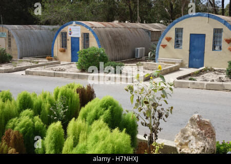 Ta'Qali Handwerk Dorf Hütten halb verfallenen ehemaligen RAF WWII Nissen meist verwendet für Handwerk und Handwerker Unternehmen, in der Nähe von Mdina in M Stockfoto