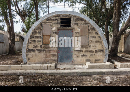 Ta'Qali Handwerk Dorf Hütten halb verfallenen ehemaligen RAF WWII Nissen meist verwendet für Handwerk und Handwerker Unternehmen, in der Nähe von Mdina in M Stockfoto