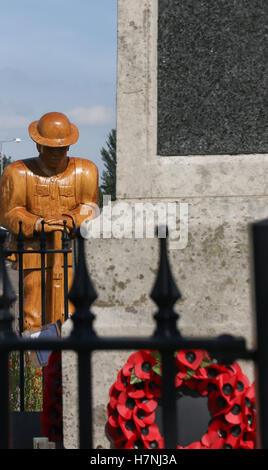 Das Kriegerdenkmal in Dollingstown, County Armagh, Nordirland. Nur für den redaktionellen Gebrauch bestimmt. Stockfoto