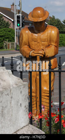 Das Schnitzen eines Ersten Weltkrieg Soldat am Kriegsdenkmal in der Ortschaft Dollingstown, County Armagh, Nordirland. Nur für den redaktionellen Gebrauch bestimmt. Stockfoto