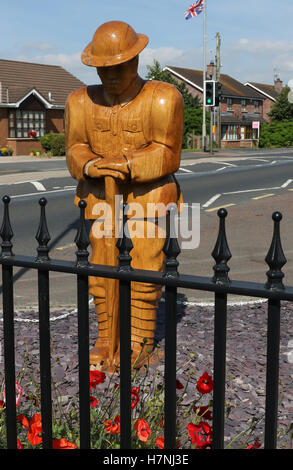 Das Schnitzen eines Ersten Weltkrieg Soldat am Kriegsdenkmal in der Ortschaft Dollingstown, County Armagh, Nordirland. Nur für den redaktionellen Gebrauch bestimmt. Stockfoto