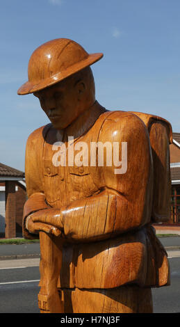 Das Schnitzen eines Ersten Weltkrieg Soldat am Kriegsdenkmal in der Ortschaft Dollingstown, County Armagh, Nordirland. Nur für den redaktionellen Gebrauch bestimmt. Stockfoto