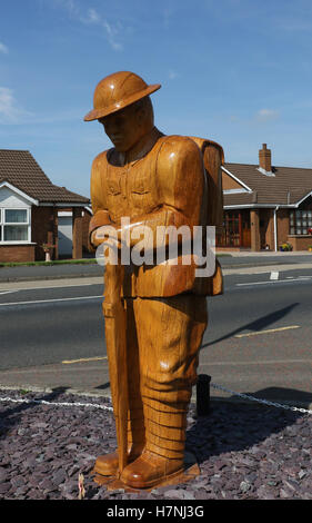 Das Schnitzen eines Ersten Weltkrieg Soldat am Kriegsdenkmal in der Ortschaft Dollingstown, County Armagh, Nordirland. Nur für den redaktionellen Gebrauch bestimmt. Stockfoto