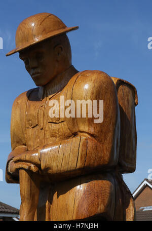 Das Schnitzen eines Ersten Weltkrieg Soldat am Kriegsdenkmal in der Ortschaft Dollingstown, County Armagh, Nordirland. Nur für den redaktionellen Gebrauch bestimmt. Stockfoto