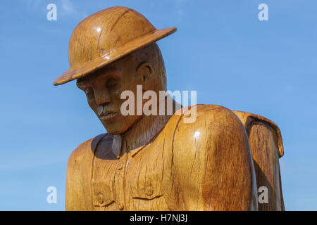 Das Schnitzen eines Ersten Weltkrieg Soldat am Kriegsdenkmal in der Ortschaft Dollingstown, County Armagh, Nordirland. Nur für den redaktionellen Gebrauch bestimmt. Stockfoto