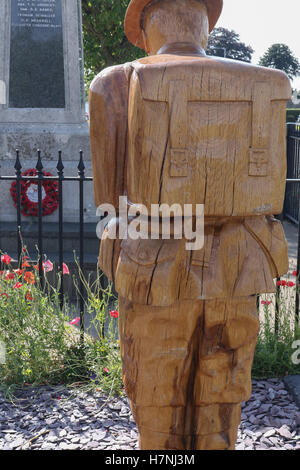 Das Kriegerdenkmal in Dollingstown, County Armagh, Nordirland. Nur für den redaktionellen Gebrauch bestimmt. Stockfoto