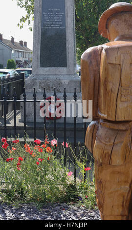 Das Kriegerdenkmal in Dollingstown, County Armagh, Nordirland. Nur für den redaktionellen Gebrauch bestimmt. Stockfoto