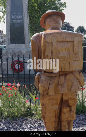 Das Kriegerdenkmal in Dollingstown, County Armagh, Nordirland. Nur für den redaktionellen Gebrauch bestimmt. Stockfoto