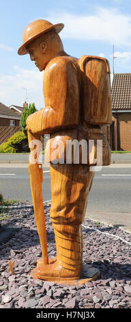 Das Schnitzen eines Ersten Weltkrieg Soldat am Kriegsdenkmal in der Ortschaft Dollingstown, County Armagh, Nordirland. Nur für den redaktionellen Gebrauch bestimmt. Stockfoto