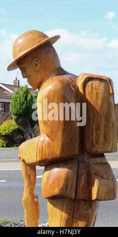 Das Schnitzen eines Ersten Weltkrieg Soldat am Kriegsdenkmal in der Ortschaft Dollingstown, County Armagh, Nordirland. Nur für den redaktionellen Gebrauch bestimmt. Stockfoto