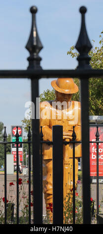 Das Schnitzen eines Ersten Weltkrieg Soldat am Kriegsdenkmal in der Ortschaft Dollingstown, County Armagh, Nordirland. Nur für den redaktionellen Gebrauch bestimmt. Stockfoto