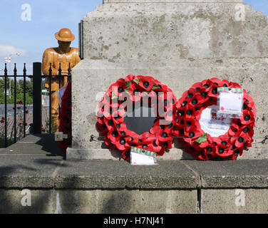 Das Kriegerdenkmal in Dollingstown, County Armagh, Nordirland. Nur für den redaktionellen Gebrauch bestimmt. Stockfoto