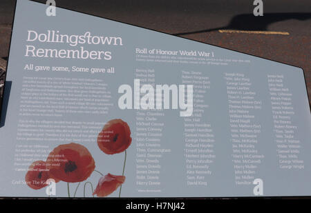 Information Board am Kriegsdenkmal in Dollingstown, County Armagh, Nordirland. Nur für den redaktionellen Gebrauch bestimmt. Stockfoto