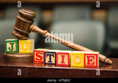 Hammer mit Gerechtigkeit Alphabet Blöcke im Gerichtssaal Stockfoto