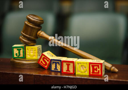 Hammer mit Gerechtigkeit Alphabet Blöcke im Gerichtssaal Stockfoto