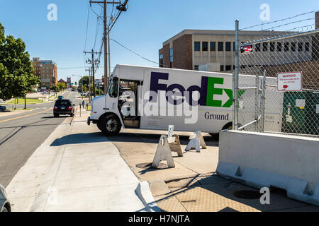 Ein FedEx Boden Lieferwagen Auslagerung an einen Lade dock. Oklahoma City, Oklahoma, USA. Stockfoto