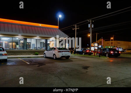 Burger King Exterieur und fahren durch Fenster in der Nacht. Oklahoma City, Oklahoma, USA. 23. St. und Meridian. Stockfoto