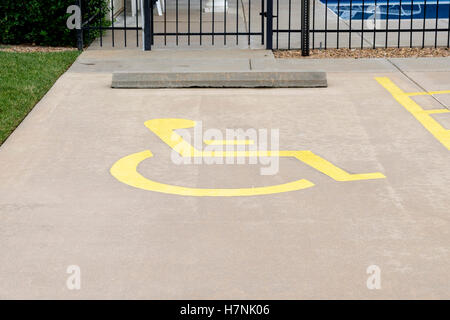 Eine bemalte gelb behinderten Parkplatz Schild in Wichita, Kansas, USA. Stockfoto