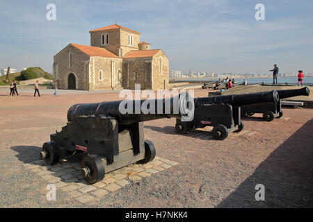 LES SABLES d ' Olonne, Frankreich: Das Priorat Saint-Nicolas mit Kanonen im Vordergrund Stockfoto