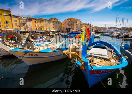 Angelboote/Fischerboote im Hafen, Marina, alten Hafen. Dorf von Saint Tropez. Departement Var, Provence-Alpes-Cote d ' Azur. Frankreich Stockfoto