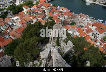 Stadt Omis auf dem Fluss Cetina, Kroatien Stockfoto