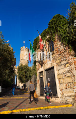 St Andrews Kreuzgang neben Christopher Columbus Haus & Porta Soprana, Altstadt. Genua. Mittelmeer. Ligurien, Italien Stockfoto