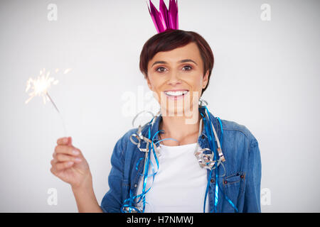Frau feiert Neujahr mit einer Wunderkerze Stockfoto