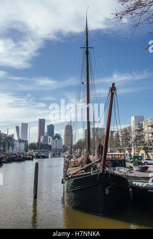 Ein Blick auf die Oude Haven, Rotterdam, Niederlande (März 2016) Overblaak (Kubuswoningen) entnommen Stockfoto