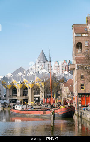 Oudehaven und die kubische Häuser im Zentrum von Rotterdam ist eine Stadt, die durch moderne Architektur definiert. Stockfoto