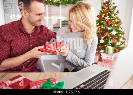 Paar Kollegen teilen ihre Weihnachtsgeschenke Stockfoto