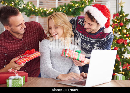 Freunde, die Übergabe Weihnachten präsentiert zueinander Stockfoto