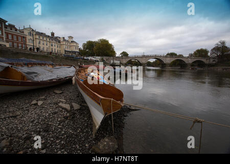 Richmond Upon Thames, Boote liegen entlang dem Flussbett Oberfläche bei Ebbe an einem grauen Herbstnachmittag, größere London, UK Stockfoto