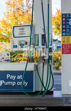 Bezahlen Sie nur kaput Pumpe an Tesco Tankstelle mit Herbst Farben der Bäume in Dorset Stockfoto