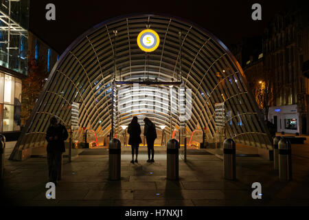 Glasgow u-Bahn oder U-Bahn-Eingang zu St. Enoch Bahnhof Nacht Stockfoto