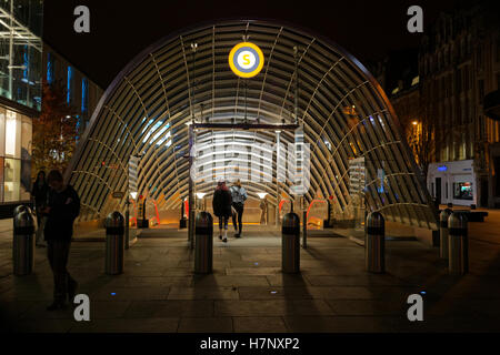 Glasgow u-Bahn oder U-Bahn-Eingang zu St. Enoch Bahnhof Nacht Stockfoto