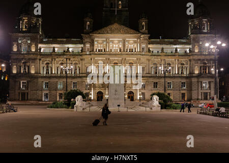 George Square und die Stadt Kammern mit der Kenotaph in der Innenstadt von Glasgow Zentrum einheimische und Touristen in der Nacht Stockfoto