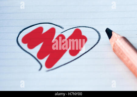 Herz mit einem Bleistift gezeichnet und der Farbe, die Sie lieben: rot Stockfoto