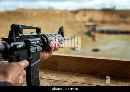 Amerikanische Sturmgewehr. Das Militär hält, dass das Ziel der amerikanischen Maschinengewehr M16 abzielt. Stockfoto