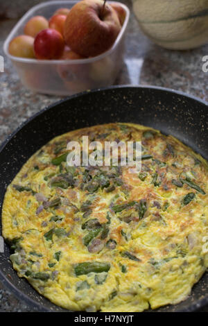 frisch zubereitetes Omelette mit Spargel Stockfoto