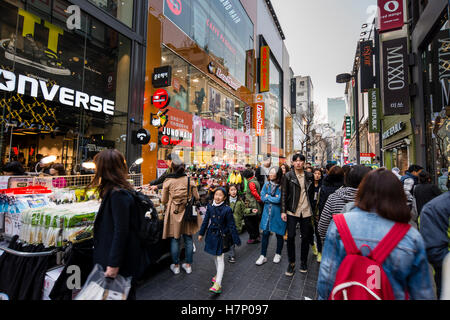 Belebte Straße am Abend in Myeongdong, Seoul, Korea Stockfoto