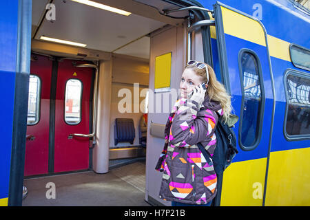 Junge gebürtige Holländerin Aufruf am Bahnhof in Amsterdam Niederlande Stockfoto