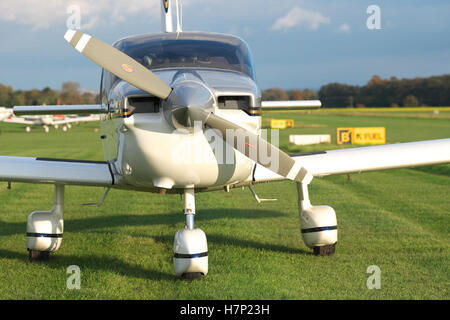 Leichtflugzeug geparkt Socata TB-10 Tobago einmotorigen Flugzeug auf einem Rasen Flugplatz Flugplatz im Vereinigten Königreich Stockfoto