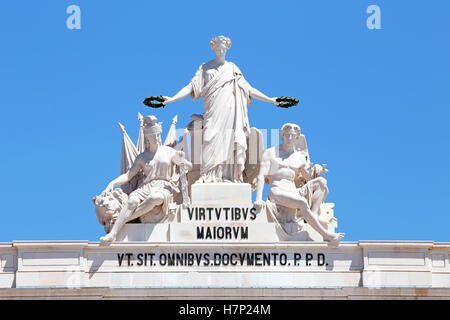 Die Statuen an der Spitze der Rua Augusta Arch in Lissabon, Portugal. Allegorie der Herrlichkeit Belohnung Valor und Genie. Stockfoto