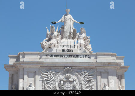 Die Statuen an der Spitze der Rua Augusta Arch in Lissabon, Portugal. Allegorie der Herrlichkeit Belohnung Valor und Genie. Stockfoto