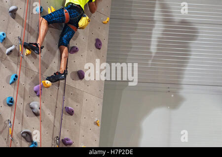 Mann mit Seilen an der Kletterwand klettern Stockfoto