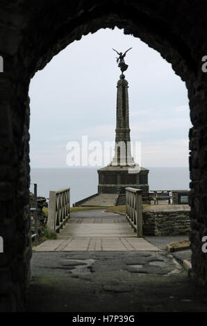 Aberystwyth, Großbritannien. 12. Januar 2016. Der Bogen der Aberystwyth Burgruine rahmt das Kriegerdenkmal. © Emily Roberts. Stockfoto