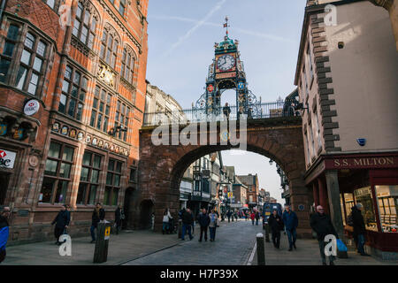 Chester, UK. 26. Januar 2016. Shopper gehen Sie unter die Eastgate Clock in Chester, England. Stockfoto